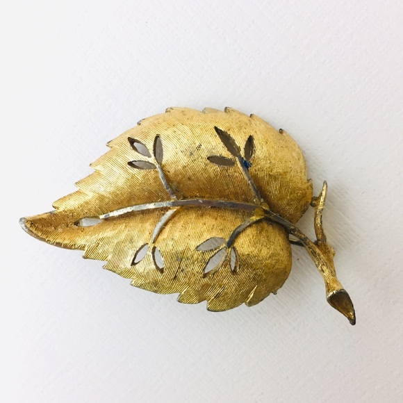 Vintage BSK Gold Tone Leaf Brooch - Picture 4 of 8